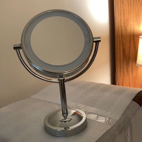 Conair Mirror- one side is close up and one is regular - Picture 1 of 2